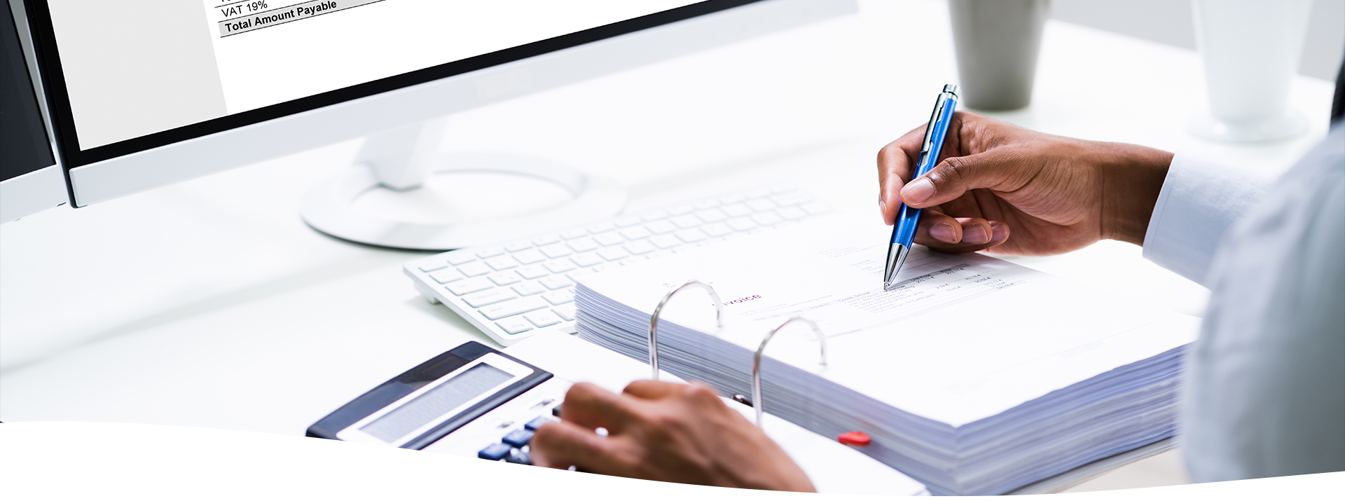 Persona llevando bitácora y sacando cuentas